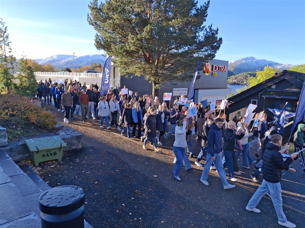 UKM 2024 parade gjennom Aure sentrum - Klikk for stort bilde