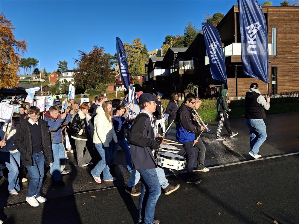 UKM 2024 parade gjennom Aure sentrum - Klikk for stort bilde