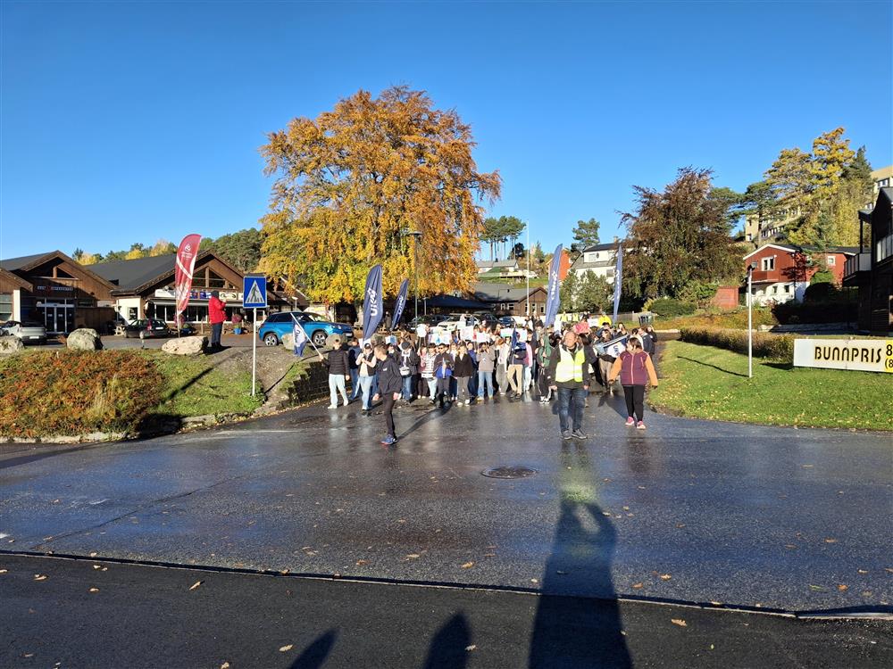 UKM 2024 parade gjennom Aure sentrum - Klikk for stort bilde