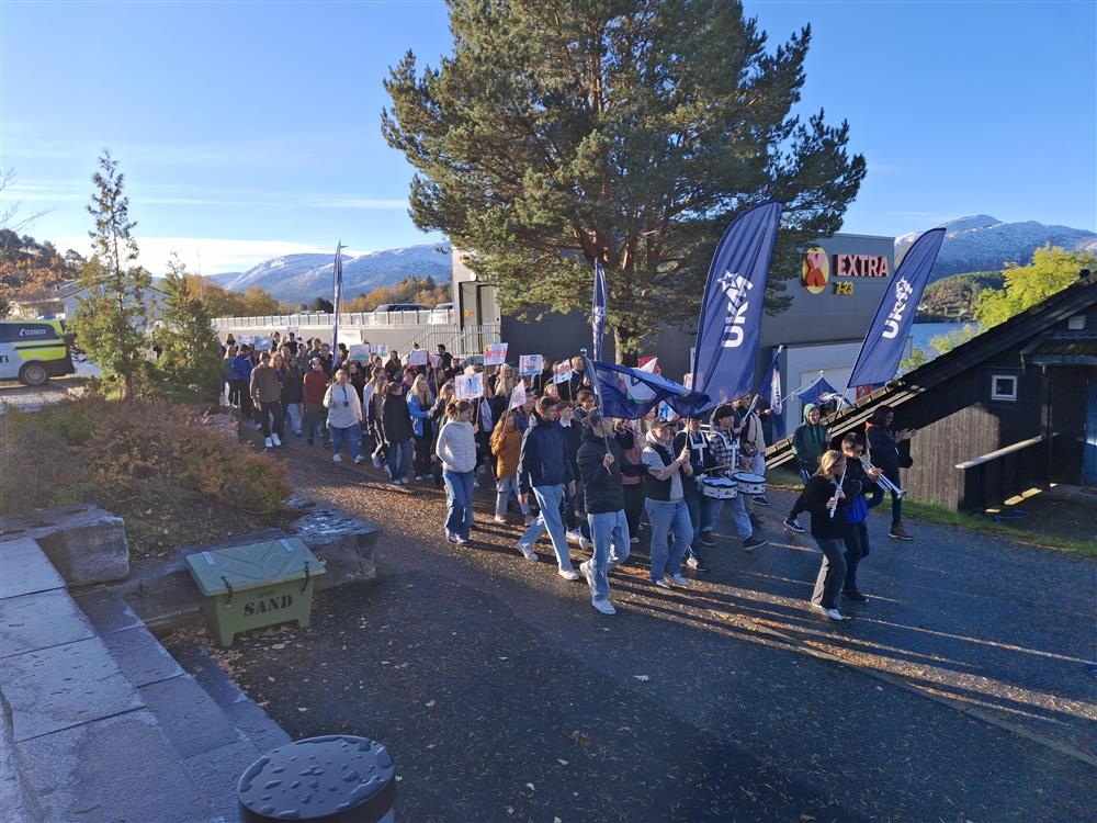 UKM 2024 parade gjennom Aure sentrum - Klikk for stort bilde