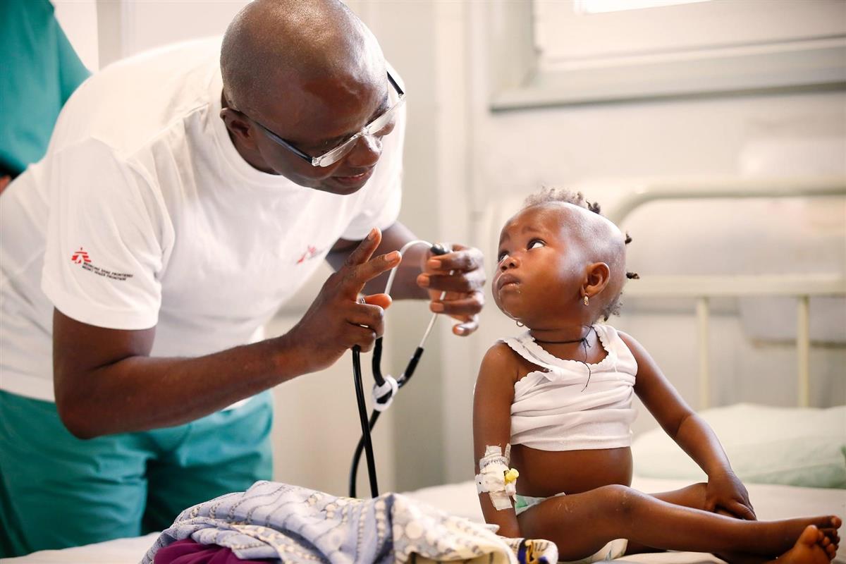En lege skal undersøke en liten jente med stetoskop. - Klikk for stort bilde