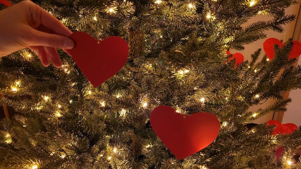 Juletre med røde hjerter - Klikk for stort bilde