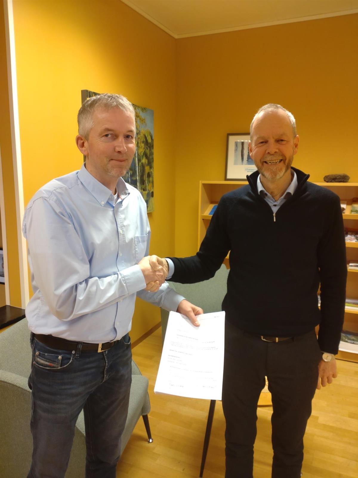 Assisterende kommunedirektør Bjørn Sletbakk tar leder for Trollheim inkludering i hånden ved avtaleinngåelse - Klikk for stort bilde