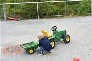 Lek med leketraktor